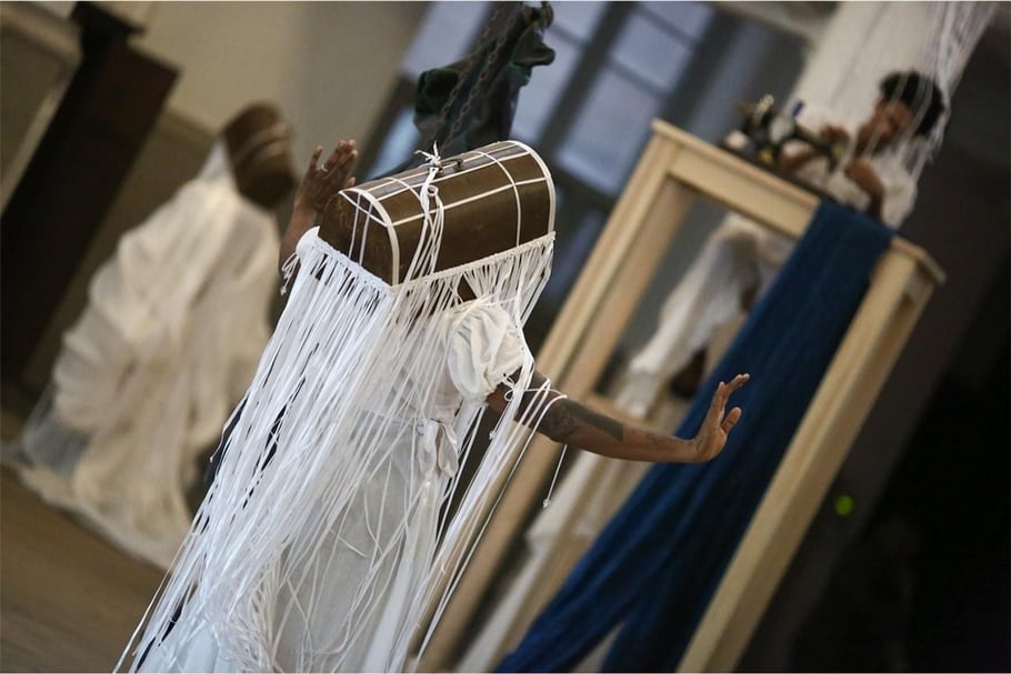 在上屆Performa 17中,赫洛博(Nicholas Hlobo)的四段式演出裝置 《umBhovuzo: The Parable of the Sower》演出現場。(Performa提供)