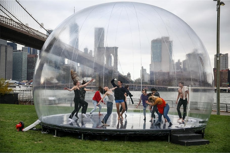 在上屆Performa 17中,François Dallegret、Dimitri Chamblas和François Perrin的《The Environment Bubble》於布魯克林橋下的演出現場。(Performa提供)
