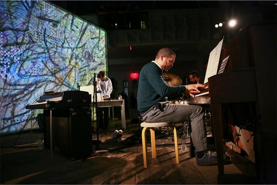 在上屆Performa 17中,Julie Mehretu和Jason Moran的作品《MASS (HOWL, eon)》演出現場。(Performa提供)