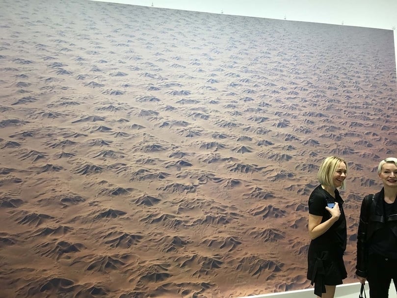 提爾曼斯（Wolfgang Tillmans）新作《撒哈拉》（Sahara）。（攝影／林亞偉）