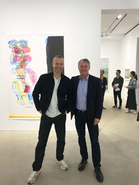 卓納畫廊（David Zwirner Gallery）負責人大衛．卓納（David Zwirner，右）與藝術家提爾曼斯（Wolfgang Tillmans，左）於展場合影。（簡秀枝提供）