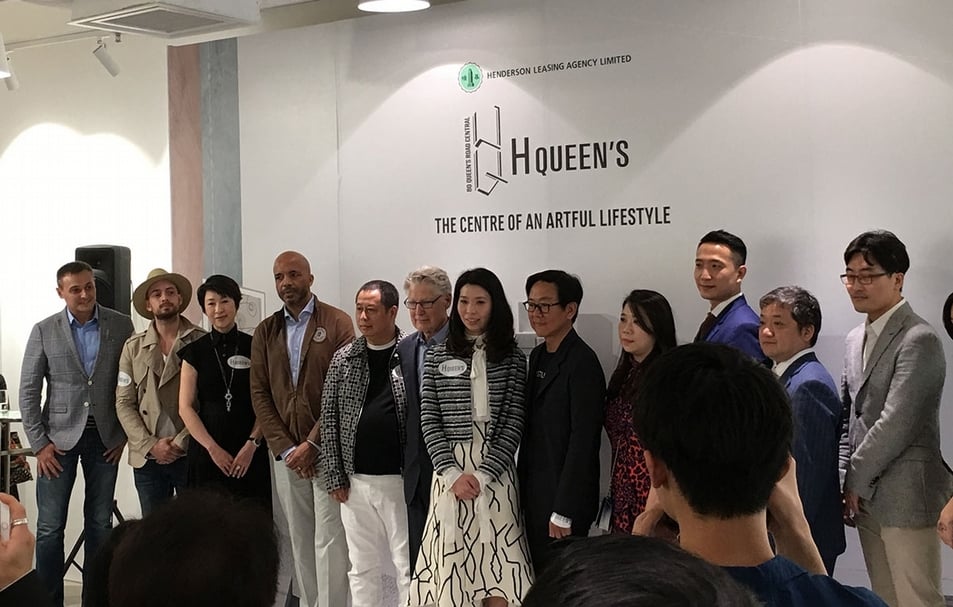H Queen’s業主恆基租務副總經理李敬恩（左7）、建築師林偉而（左8）與眾畫廊主、餐廳業者合影。（攝影／林亞偉）