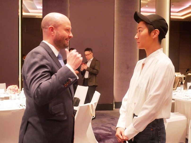 任天晉與「台北當代藝術博覽會」顧問團之一的收藏家孫怡。(攝影/張玉音)