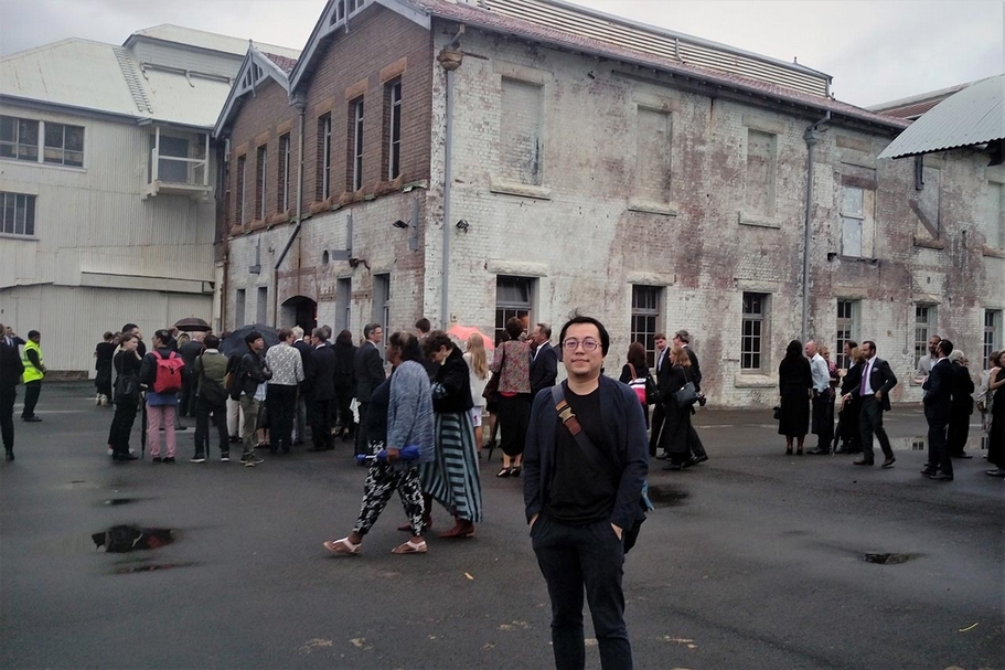 許家維於鸚鵡島參訪雪梨雙年展。(藝術家提供)