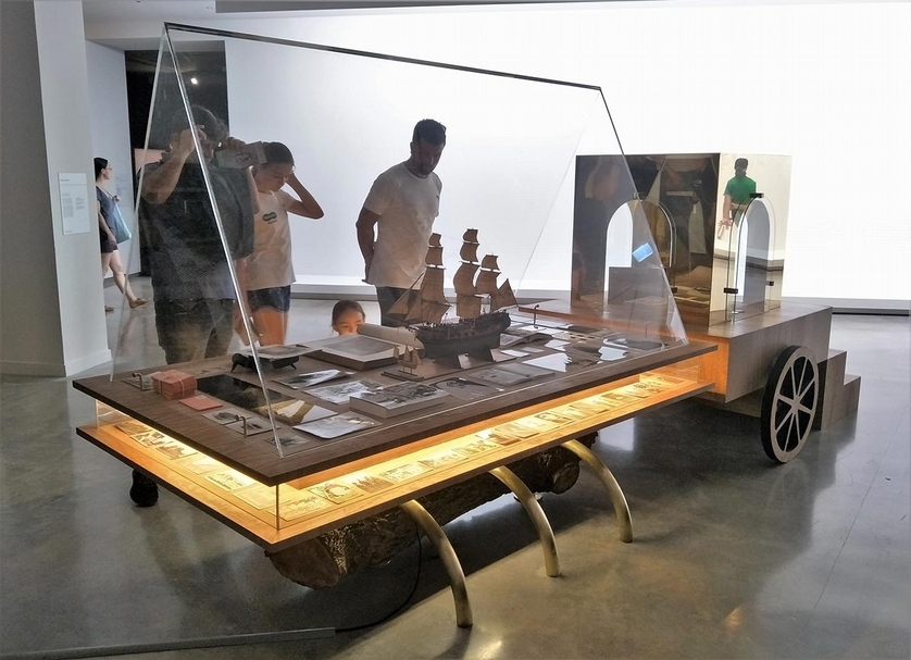 安德魯(Brook Andrew)作品《Tombs of Thought II(Earth)》的創造性展示櫃。(許家維提供)