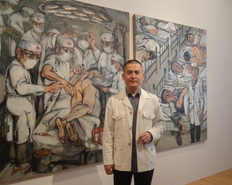 曾梵志是高古軒畫廊香港空間成立，第一位展出的中國當代藝術家。此為2011年展場內，曾梵志與作品合影。（本刊資料室）