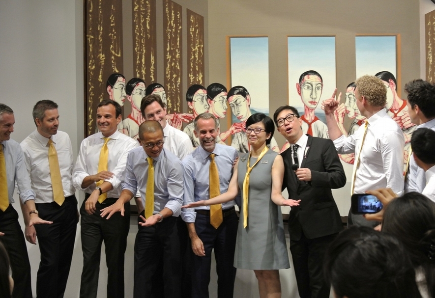 2013年10月，香港蘇富比夜場，曾梵志《最後的晚餐》以1億8千萬港元成交，蘇富比團隊笑得闔不攏嘴，佣金收入很大！（攝影／林亞偉）