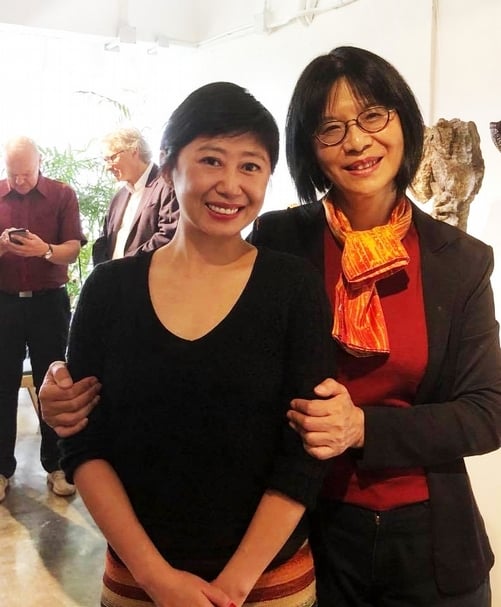 典藏藝術家庭社長簡秀枝（右）與第七屆「Yishu中國當代藝評獎」得獎者于渺（左）。（簡秀枝提供）