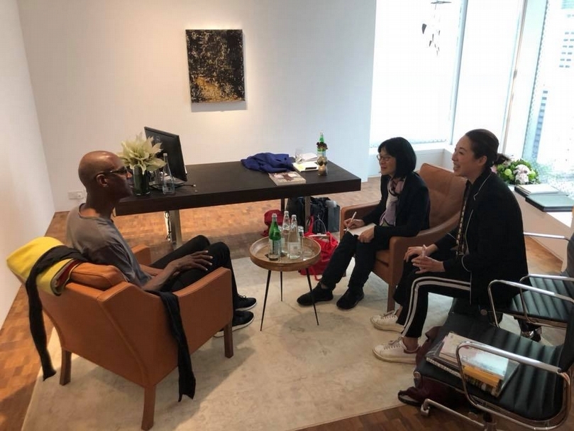 典藏藝術家庭社長簡秀枝(右二)採訪藝術家布拉德福特(Mark Bradford,左)。(簡秀枝提供)