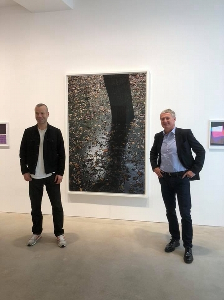 卓納畫廊(David Zwirner Gallery)負責人大衛.卓納(David Zwirner,右)與藝術家提爾曼斯(Wolfgang Tillmans,左)於展場合影。(簡秀枝提供)