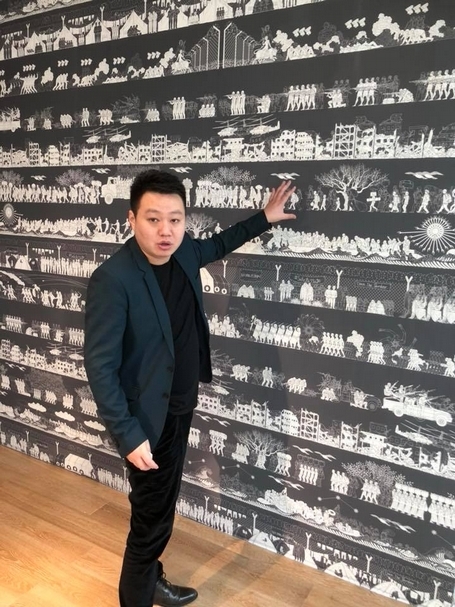 唐人當代藝術中心「駁議」策展人崔燦燦導覽作品。(簡秀枝提供)