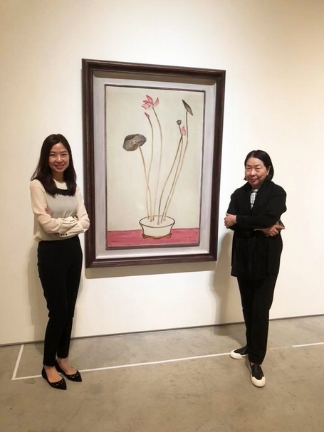 耿畫廊負責人耿桂英與女兒吳悅宇。(簡秀枝提供)