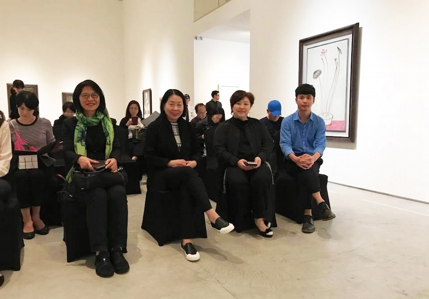 左起典藏藝術家庭社長簡秀枝、耿畫廊負責人耿桂英,富邦藝術基金會總幹事熊傳慧、策展人許峰瑞。(秦雅君提供)