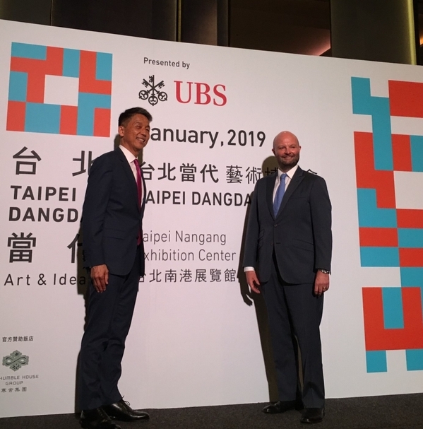 瑞銀集團台灣區總經理陳允懋（左）和「台北當代藝術博覽會」總監任天晉（右）。（林亞偉提供）