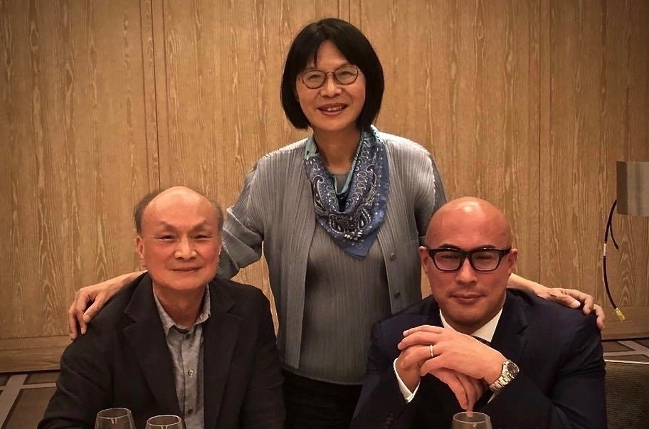 右起：新任蘇富比（Sotheby's）亞洲區主席仇國仕、典藏藝術家庭社長簡秀枝與清翫雅集理事長林木和。（簡秀枝提供）