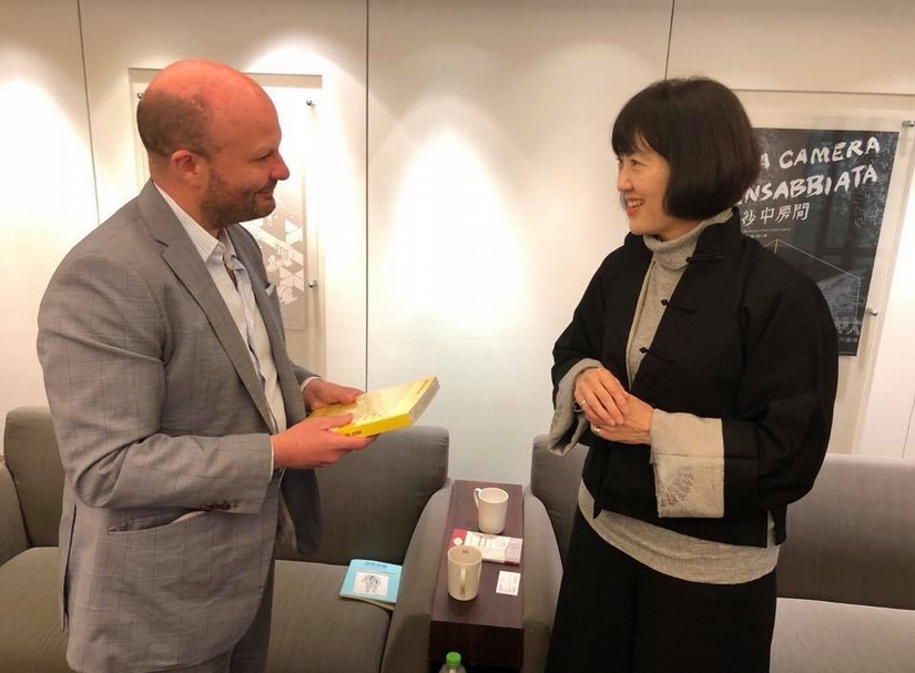 任天晉拜會北美館館長林平（右）。圖片提供：簡秀枝