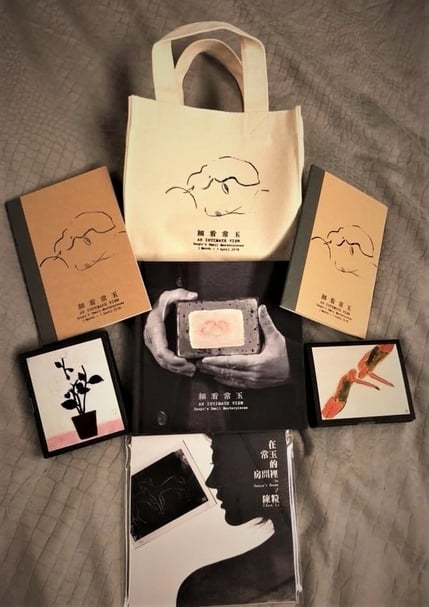 「細看常玉」一展所製作的提袋及相關出版品。圖片提供：簡秀枝
