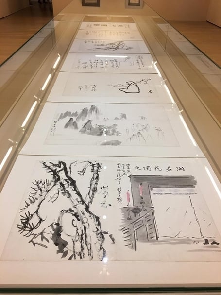 「細看常玉」展覽現場一隅，以珠寶櫃概念作展呈設計，讓觀眾得以近距離細細品賞作品。圖片提供：林亞偉