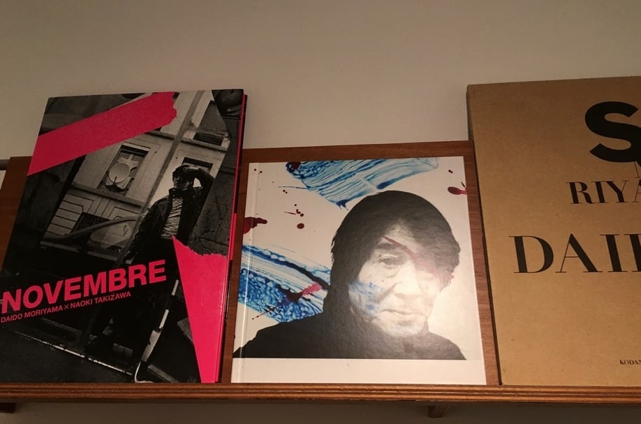 此次展覽二手舍（Nitesha）亦策劃森山大道相關書籍展出，巧妙地與展覽作品搭配。（攝影／林亞偉）