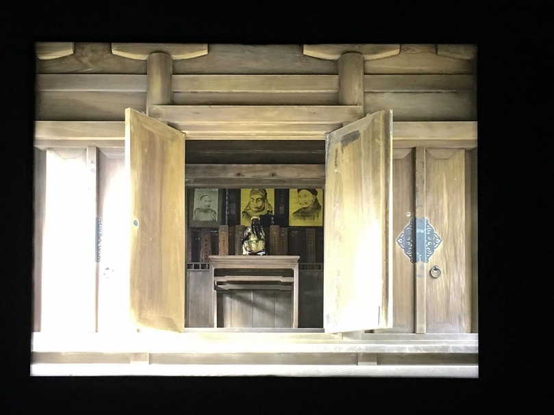 曹良賓，《桃園忠烈祠正殿：鄭成功、劉永福、丘逢甲像》，雙面LED燈箱與燈片，90x120cm，2017。（攝影／陳飛豪）