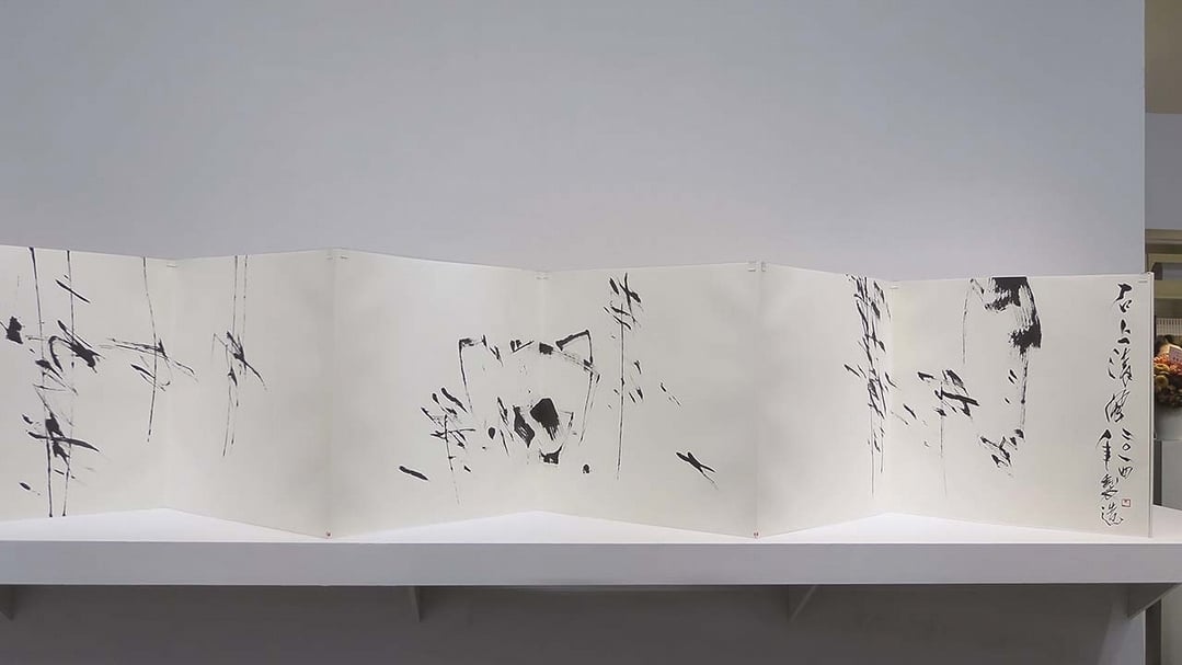 藝術家程延平《石上清風》．水墨、紙本．70×560 cm．2014。攝影｜楊椀茹