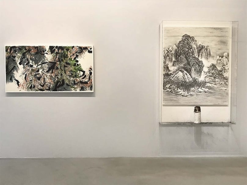 展場一景。左圖：藝術家張富峻《飄颻2015-水莎草》．綜合媒材、惜福宣．77×143 cm．2015；右圖：藝術家袁慧莉火墨．范寬《雪景寒林圖》．宣紙炭灰、宣紙裱板．166×121 cm．2017。攝影｜楊椀茹