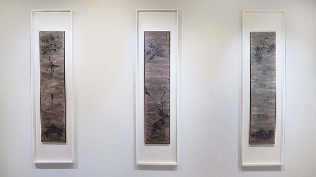藝術家許雨仁作品。左起：《彩墨系列之十四》．彩墨、紙本．138×31cm．2010；《彩墨系列之十三》．彩墨、紙本．138×31cm．2010；《彩墨系列之十二》．彩墨、紙本．138×31cm．2014。攝影｜楊椀茹