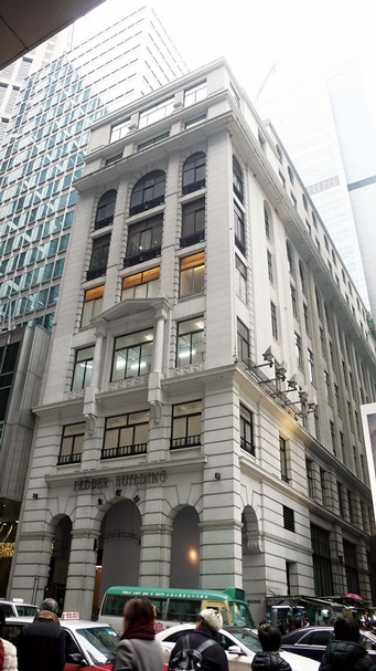 1924年落成的畢打行（Pedder Building）位處中環核心，屬二級歷史建築物，別具文化氣息；呎租約160港元（每坪約5,338新台幣），價位比附近寫字樓有過之而無不及。2011年起，高古軒（Gagosian）、班．布朗畫廊（Ben Brown）、漢雅軒和樂曼慕品畫廊（Lehmann Maupin）先後進駐。成為中環首座直立式畫廊商廈；惟使用率已經飽和，且舊式設計不利搬運大型藝術品。圖│梁寶山