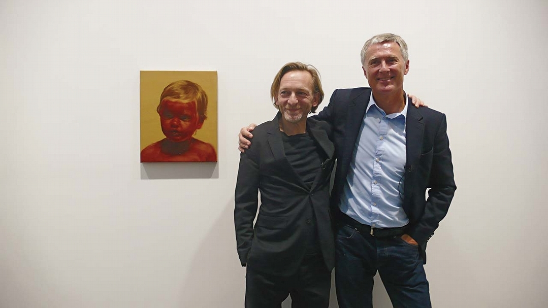 卓納（David Zwirner，右）與博伊曼斯（Michaël Borremans）於「太陽的火焰」展覽現場。圖│梁寶山