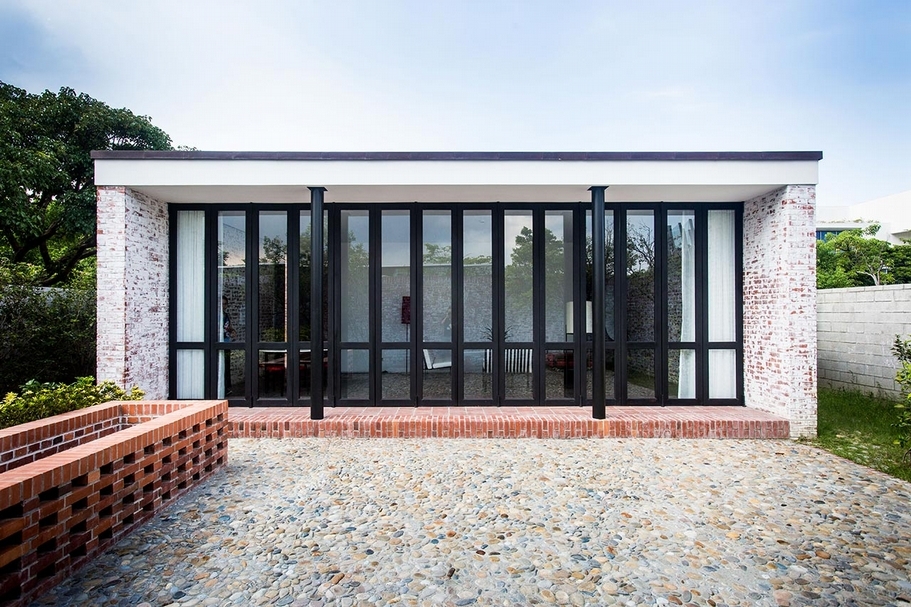 去年夏天,摹擬重建於台北市立美術館南側美術公園的王大閎「建國南路自宅」。(台北市立美術館提供)