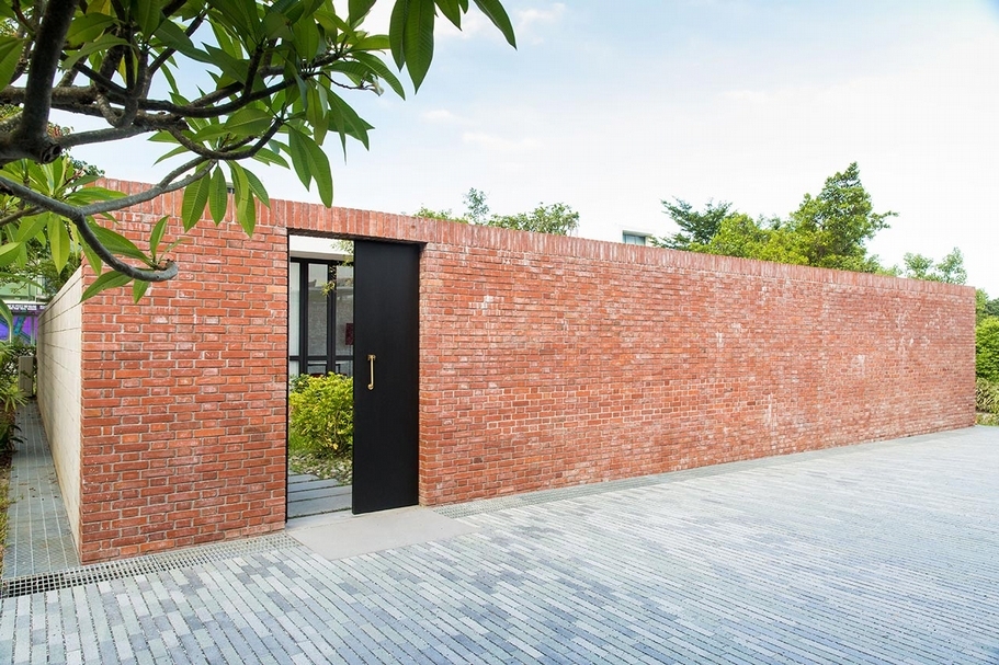 去年夏天,摹擬重建於台北市立美術館南側美術公園的王大閎「建國南路自宅」。(台北市立美術館提供)