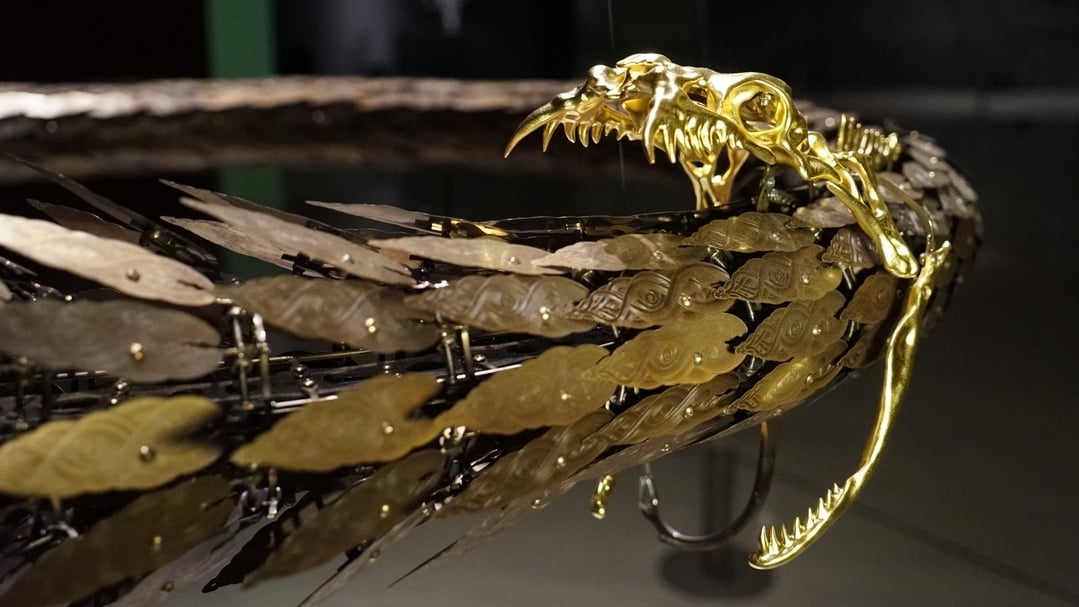 崔旴嵐（Choe U-Ram）｜銜尾蛇 金屬材料、樹脂、24K金箔、馬達、電子器件、中央處理板 130x130x12cm 2012 形而上畫廊提供