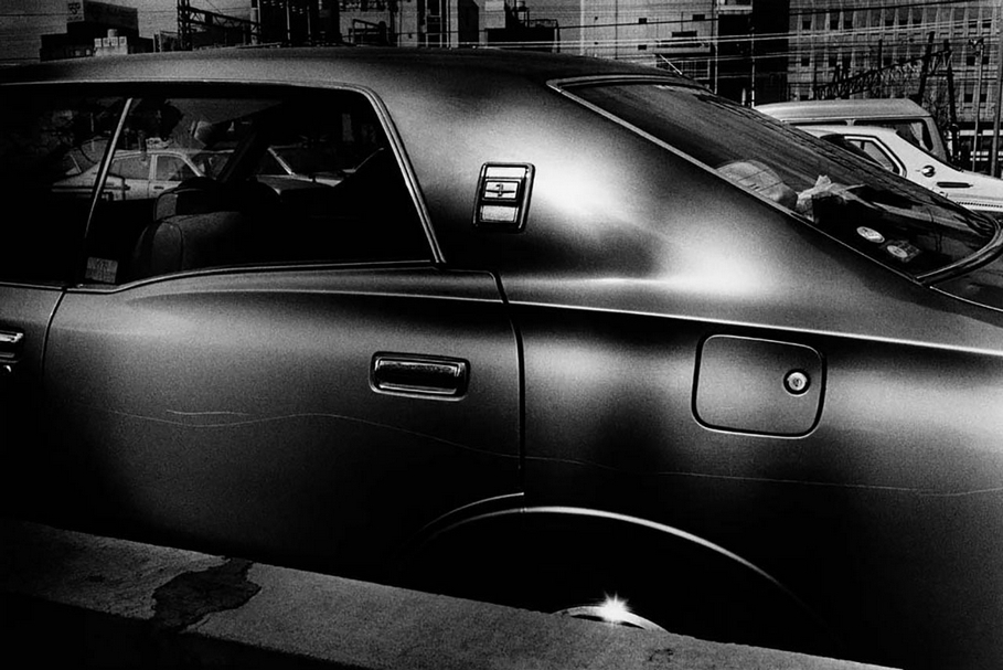 Daido Moriyama Lightbox： Light and Shadow 1982/2018 Painted steel lightbox with chromogenic transparency face-mounted to acrylic Image size 100 x 150 cm, Lightbox size 105.4 x 155.4 x 8.5 cm Edition 2 +1 AP 圖片提供：亞紀畫廊