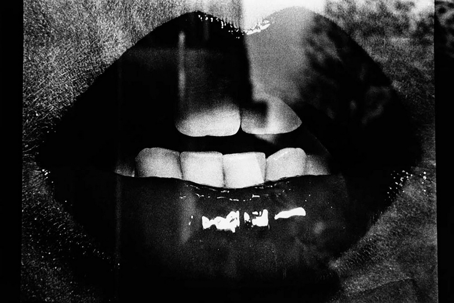 Daido Moriyama Lightbox： Paris November 1988/2018 Painted steel lightbox with chromogenic transparency face-mounted to acrylic Image size 100 x 150 cm, Lightbox size 105.4 x 155.4 x 7 cm Edition 2 +1 AP 圖片提供：亞紀畫廊