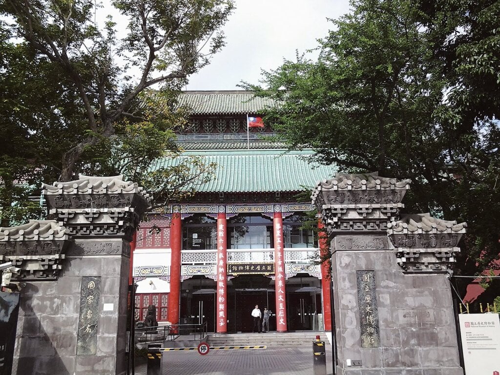 國立歷史博物館將於7月時進入兩年半的閉館整修期，除內部空間的調整，外部景觀將維持紅牆綠瓦，目前規劃前面門面將有所改造。圖／本刊資料室。