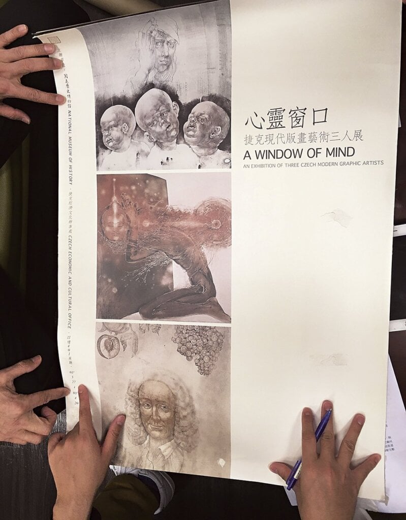 廖新田分享在歷史博物館的處女秀：「心靈窗口捷克現代版畫藝術三人展（2003.03.27～2003.04.20）」海報。攝影／張筠。