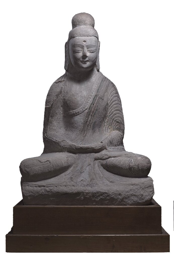 北魏〈佛坐像〉，砂岩，通高79公分，國立故宮博物院藏（購雜001198）。展陳於故宮南部院區「佛陀形影」常設展。圖╱國立故宮博物院。