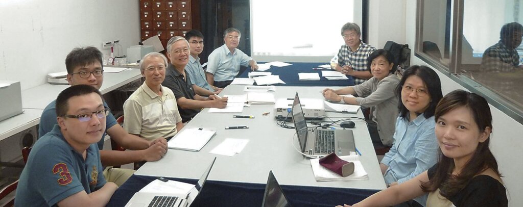 虞萬里、郭永秉（左排後一、二）參與簡牘整理小組釋讀工作。