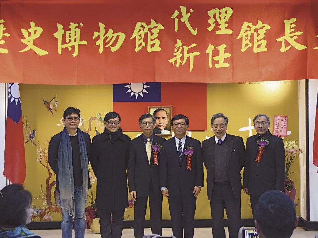 2月12日，國立歷史博物館館長代理／新任交接典禮合影。左起文化部文化資源司司長陳登欽、前史博館館長張譽騰、新任館長廖新田、文化部常務次長李連權、前台灣藝術大學校長黃光男、文化部主任秘書陳濟民。圖／國立歷史博物館。