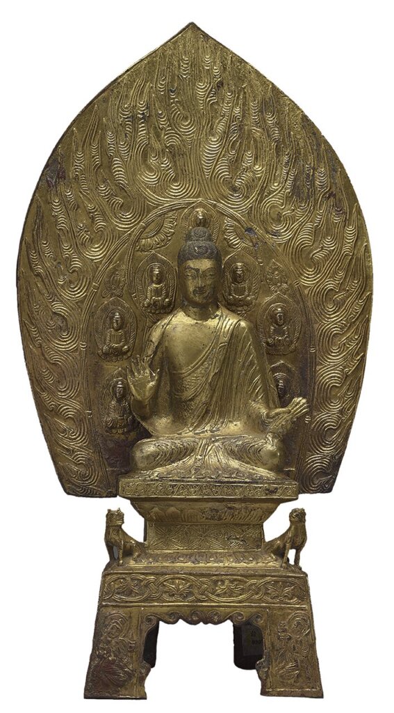 北魏太和元年（477）〈釋迦牟尼佛坐像〉正面與背光，銅鎏金，通高40.3公分，國立故宮博物院藏（購銅000117）。展陳於故宮北院正館101室。銘文：「太和元年九月十日，安╱憙縣堤陽□□，╱願己身為□□╱母，造釋加╱聞佛，又╱為居家眷屬╱大小，現世安隱，亡者生天，╱直語諸佛，所願如╱是，故記之耳。」圖╱國立故宮博物院。