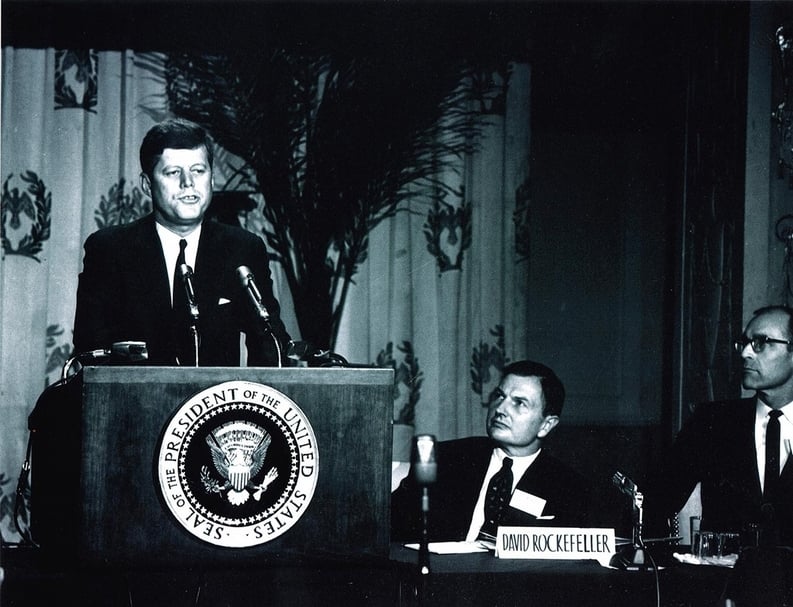 大衛．洛克菲勒（David Rockefeller，中）與美國總統約翰．甘迺迪（John F. Kennedy）；他們的壯年時代，是美國的美好年代。（佳士得提供）