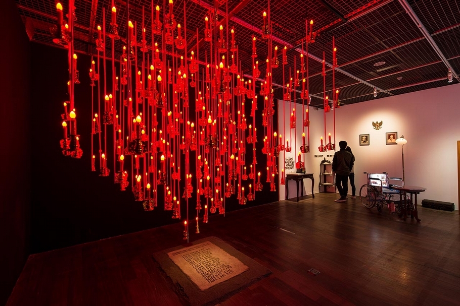 「羅莎的傷口」中胡丰文(Fx Harsono)的作品《靈魂之光》(The Light of Spirit)。(台北當代藝術館提供)