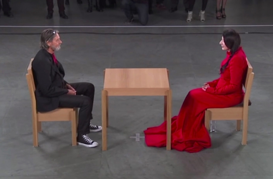 阿布拉莫維奇（Marina Abramovic）的《藝術家在此》（The Artist Is Present）演出現場。（鄭美玲提供）