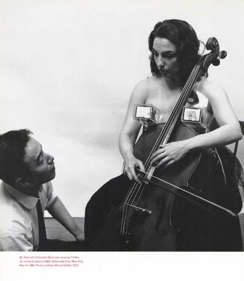 白南準 （Nam June Paik）與音樂家慕爾曼 （Charlotte Moorman）於1969年合作的作品《生活雕塑電視胸罩》（TV Bra for Living Sculpture），將音樂帶入由多媒體呈現的現場行為裡。（鄭美玲提供）
