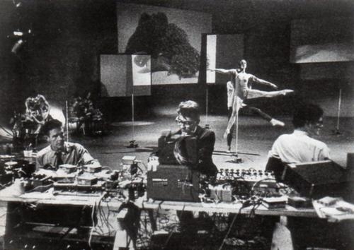 1965年，白南準 （Nam June Paik）在凱吉（John Cage）於林肯中心（Lincoln Center）發表的《第五號變奏曲》（Variation No. 5）上，將扭曲的電視影像錄像作品投射在舞群身後。（鄭美玲提供）