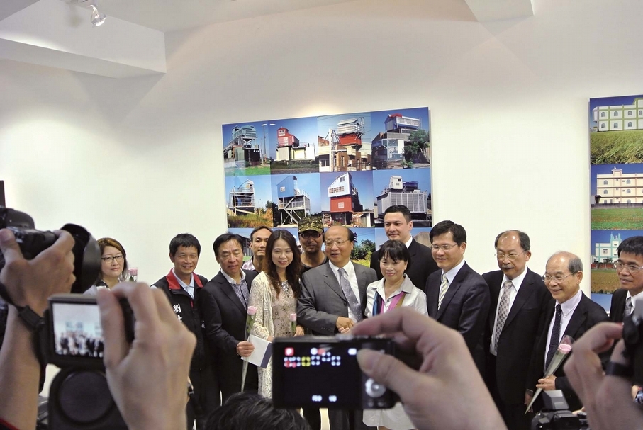 2014年4月，文化部藝術銀行總部於台中市成立，當時的文化部長龍應台，與時任台中市長胡志強、立委林佳龍，紛紛與各方嘉賓合影。華藝網董事長林株楠，即站立於龍應台身後。（攝影／林亞偉）