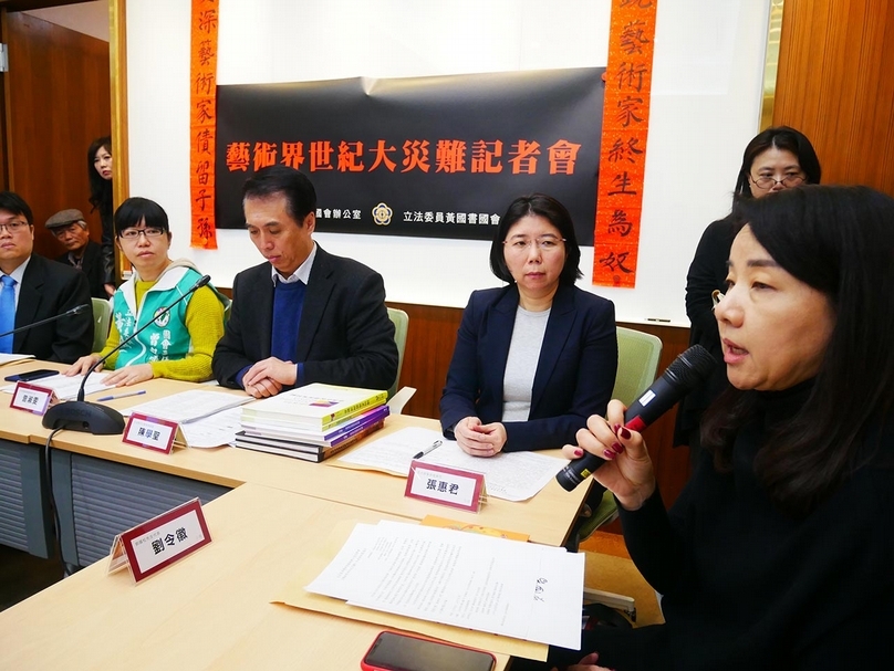 劉國松之女劉令徽（右），於華藝案記者會中代表資深藝術家發表言論。（攝影／張玉音）