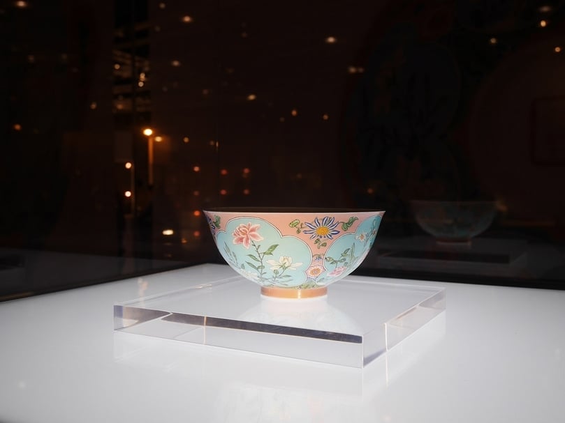 清代康熙《粉紅地琺瑯彩開光花卉盌》，估價待詢，以2.1億港元落槌，成交金額約為2.39億港元。（攝影╱王怡文）
