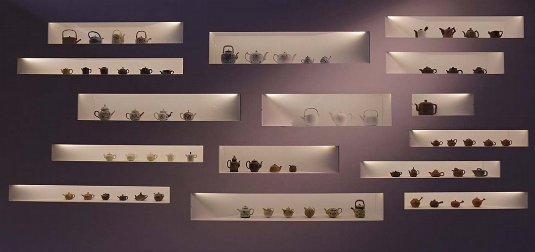 走入展場，印入眼簾的便是這片「百壺牆」，設計者為胡幼函。