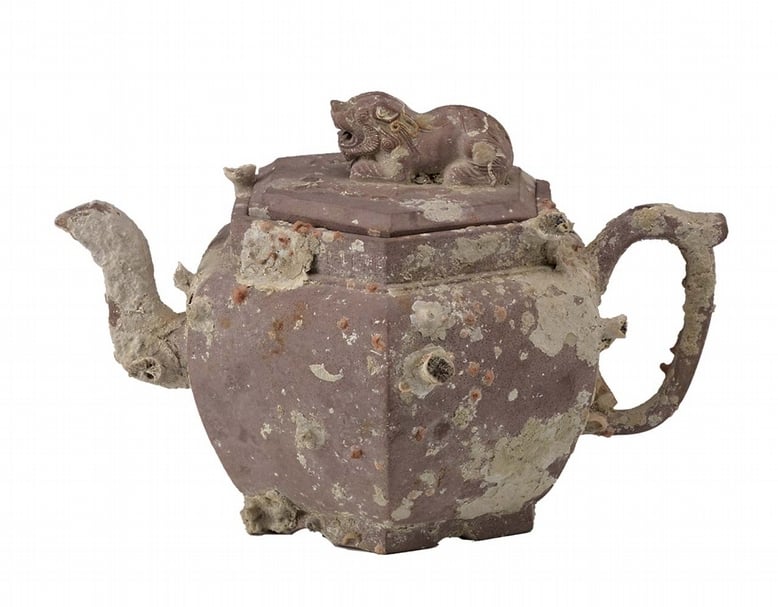 圖1 約1750年〈外銷獸鈕六方壺〉，南京貨物之一，茶具文物館羅桂祥藏品。（香港茶具文物館提供）